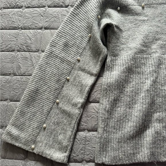 Gray Sweater with Pearl Details. Excellent Condition. - Picture 4 of 4